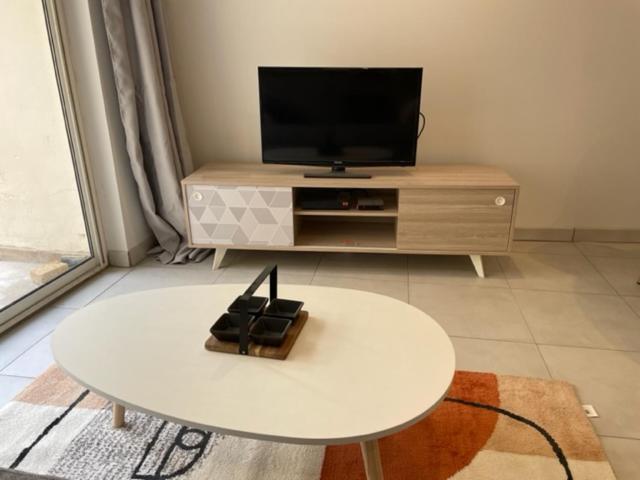 Appartement Climatise Avec Cour En Centre Ville Carpentras ภายนอก รูปภาพ